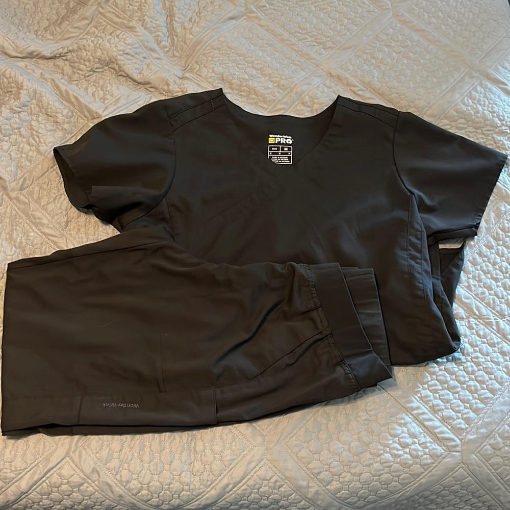 Wonderwink scrubs . Top: Medium Bottoms: Medium perfect like new condition